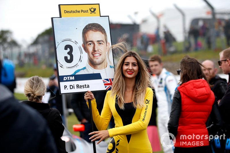 Грид-герл DTM на этапе в «Брэндс-Хэтче»