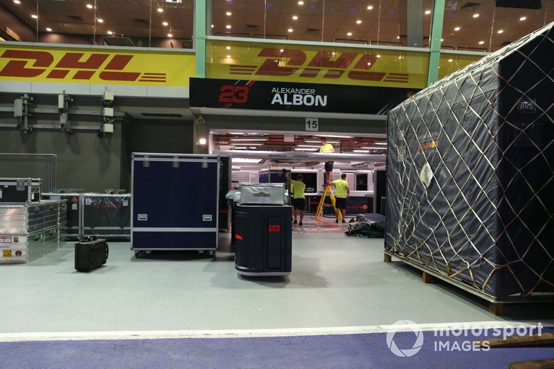 Casse Red Bull Racing davanti al garage di Alexander Albon