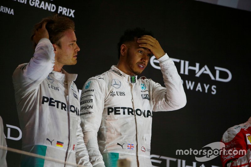 Durante cuatro temporadas, con el dominio de Mercedes en la Fórmula 1, la relación se tensó y a veces condujo a enfrentamientos dentro y fuera de la pista. Desde el comienzo de la era híbrida, con ambos en el mismo lado, Hamilton ganó dos campeonatos mundiales, mientras que Rosberg se llevó el título de 2016 antes de retirarse