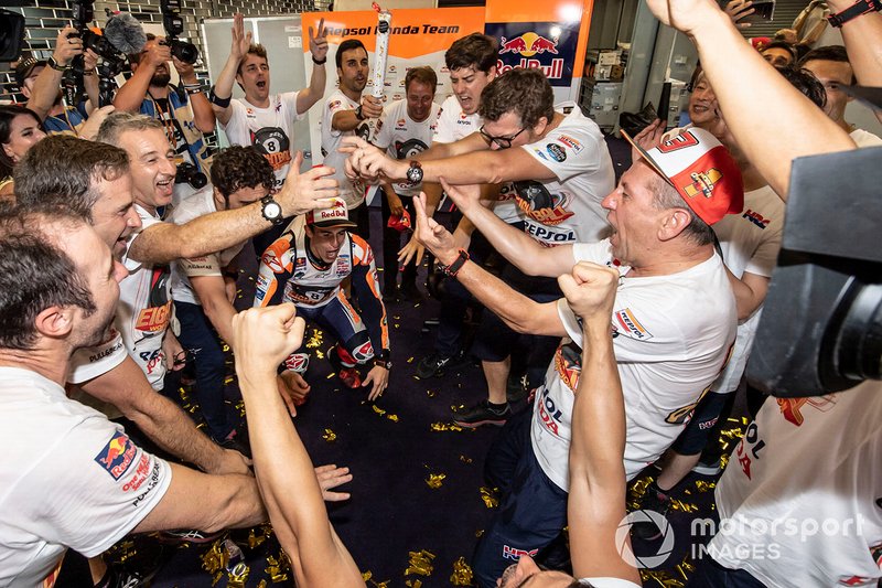 Il Campione del Mondo Marc Marquez, Repsol Honda Team, festeggia con il suo team