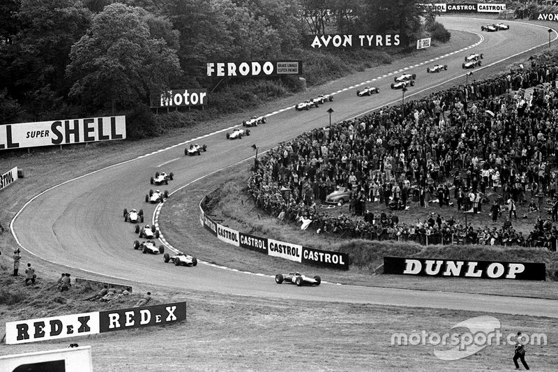 Renn-Action beim GP Großbritannien 1964 in Brands Hatch: Jim Clark, Lotus 33, führt