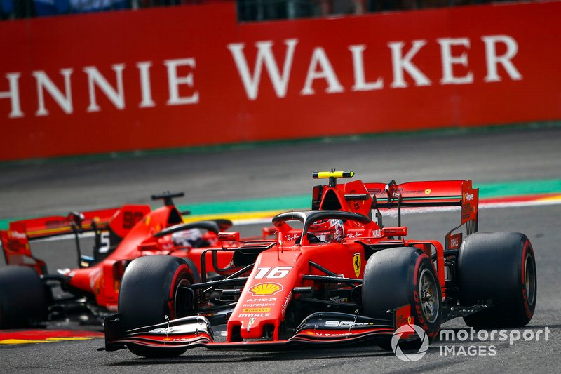 Charles Leclerc, Ferrari SF90, precede Sebastian Vettel, Ferrari SF90