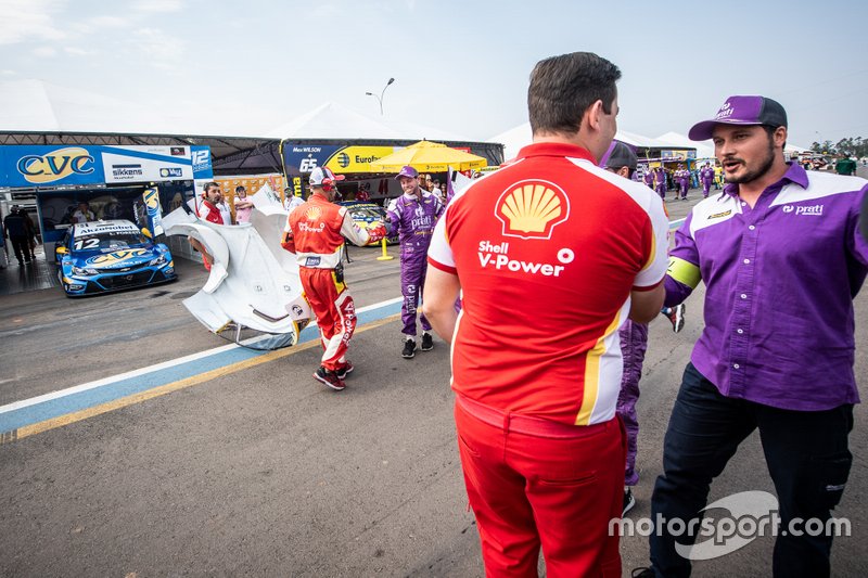 Transplante de capôs dos carros Shell e Prati Donaduzzi na etapa do Velopark