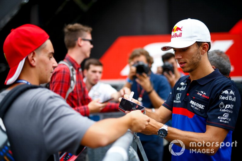 Pierre Gasly, Toro Rosso signs an autograph for a fan