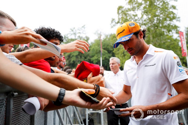Carlos Sainz Jr., McLaren firma un autógrafo para un fan