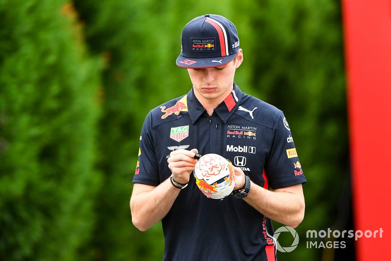 Max Verstappen, Red Bull Racing, firma un autografo
