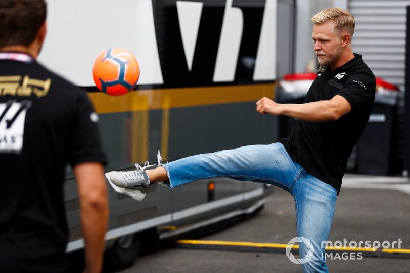 Кевин Магнуссен играет в футбол в паддоке Haas F1 Team