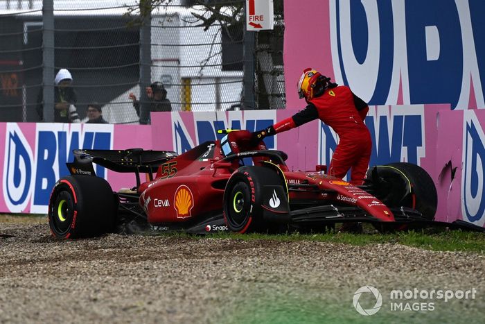 Carlos Sainz Jr., Ferrari F1-75, se baja de su coche tras estrellarse en la Q2