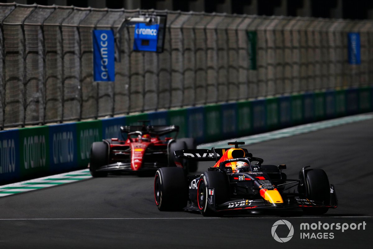 "Verstappen, Ferrari ile silahlı çatışmasına bıçakla geldi" 1 Formula 1 Haberleri - F1 Puan Durumu Max Verstappen, Red Bull Racing RB18, Charles Leclerc, Ferrari F1-75