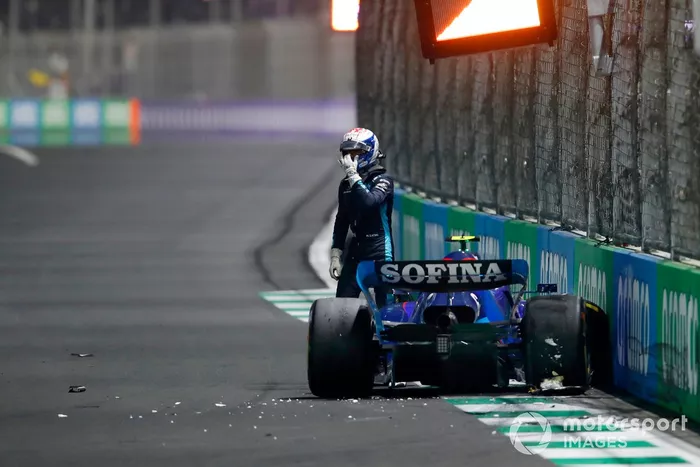 Nicholas Latifi, Williams FW44, se baja de su coche después de estrellarse en la carrera