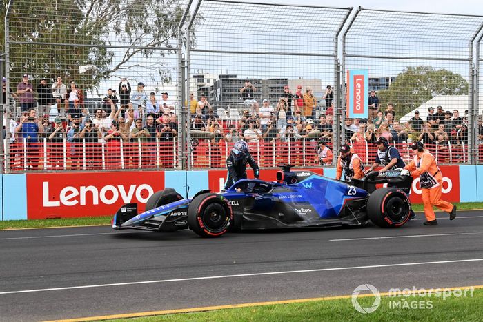 Los oficiales asisten a Alex Albon, Williams FW44, tras una avería en la clasificación