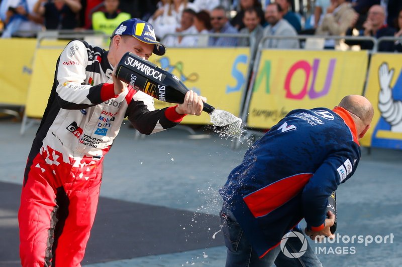 Ott Tänak, Martin Järveoja, Toyota Gazoo Racing WRT Toyota Yaris WRC con Andrea Adamo, Team principal Hyundai Motorsport