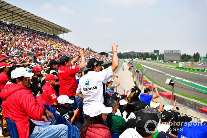 Fans mientras pasa Sergio Pérez, Racing Point