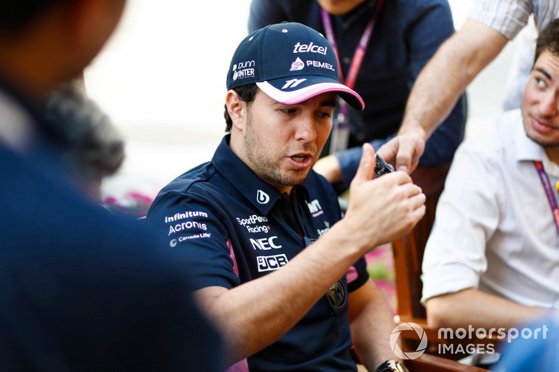 Sergio Perez, Racing Point, atiende a los medios