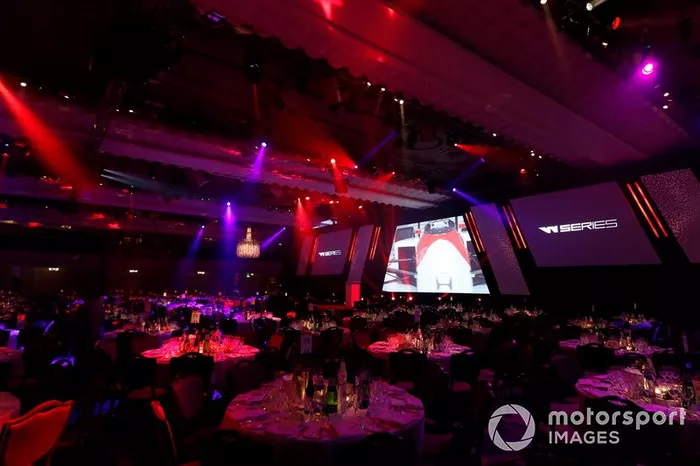 El escenario principal con logotipos de los patrocinadores de la Serie W en la pantalla