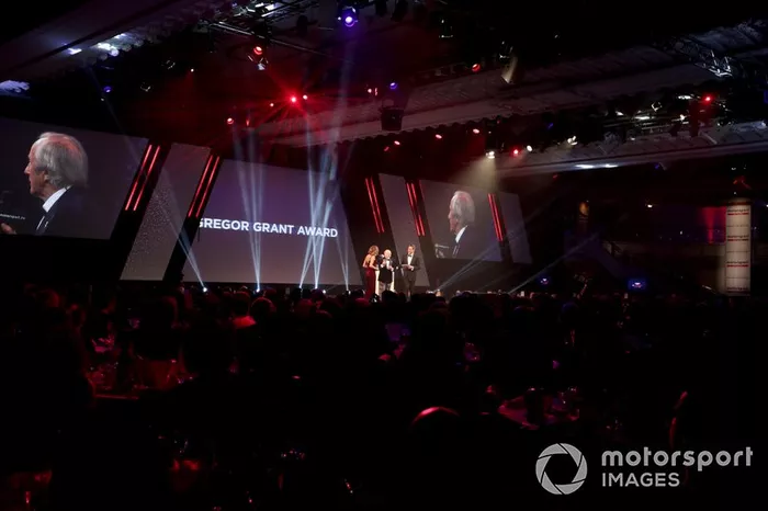 Sir Jackie Stewart presenta il Gregor Grant award per il Gran Premio di Monaco