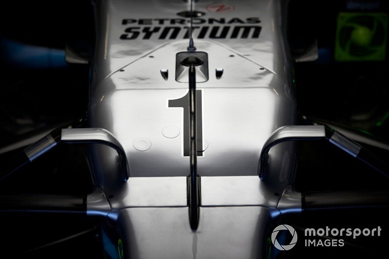 La monoposto di Lewis Hamilton, Mercedes AMG F1, adornnata dal numero 1 del Campione del Mondo, per le FP1