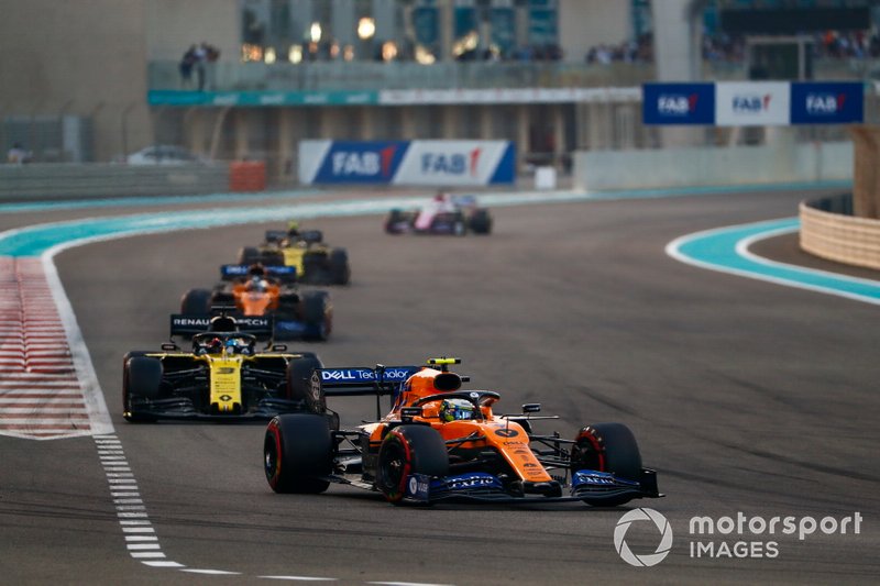 Lando Norris, McLaren MCL34, Daniel Ricciardo, Renault F1 Team R.S.19 