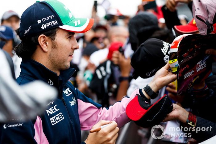 Sergio Pérez, Racing Point firma un autógrafo para un fan