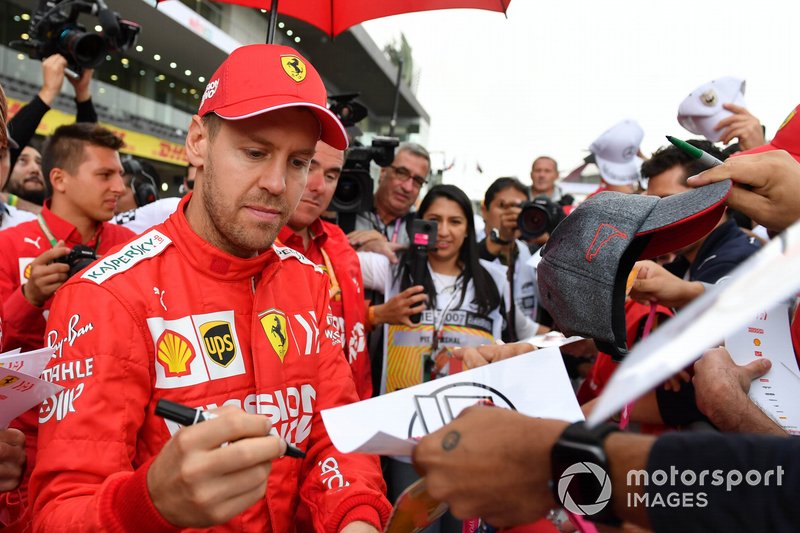 Sebastian Vettel, Ferrari firma un autografo ad un fan