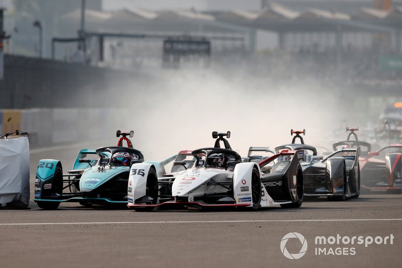 Mitch Evans, Jaguar Racing, Jaguar I-Type 4 battles with Andre Lotterer, Porsche, Porsche 99x Electric at the start