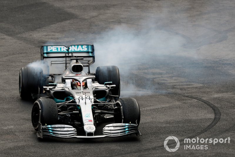 Lewis Hamilton, Mercedes AMG F1 W10, ganador, ejecuta donas.