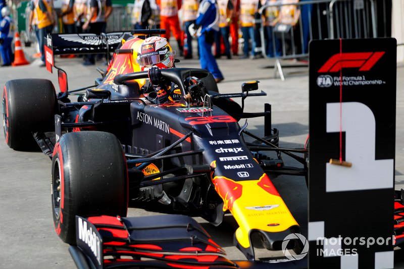 Il poleman Max Verstappen, Red Bull Racing, festeggia nel parco chiuso