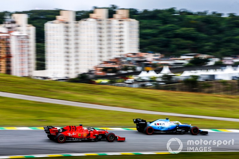 George Russell, Williams Racing FW42, precede Sebastian Vettel, Ferrari SF90