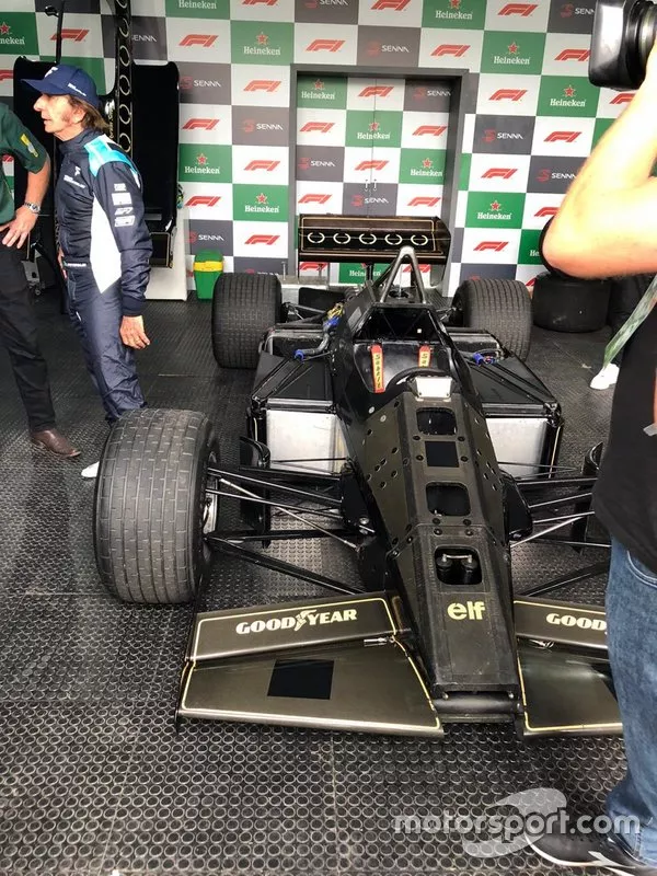 Emerson ao lado da Lotus 'nua'