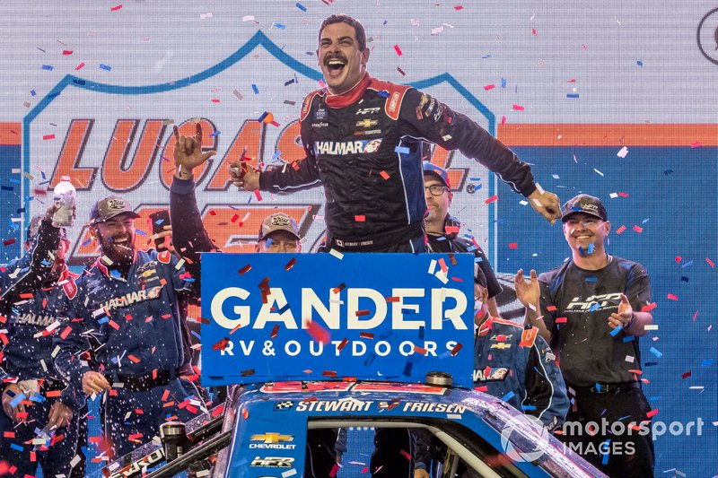 Этап NASCAR в Финиксе. Стюарт Фризен после победы в гонке NASCAR Truck