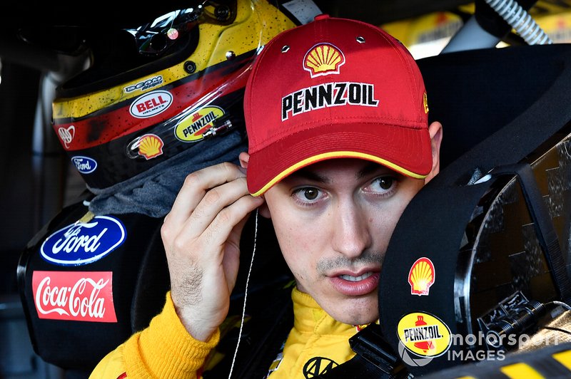 Этап NASCAR в Финиксе. Джоуи Логано в кокпите своего Ford Mustang