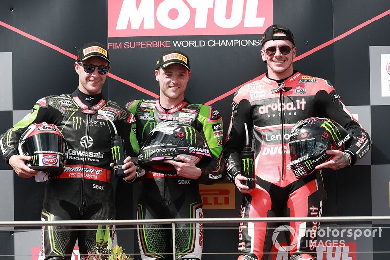 Ganador de la carrera Alex Lowes, Kawasaki Racing Team, segundo lugar Jonathan Rea, Kawasaki Racing Team, tercer lugar Scott Redding, Aruba.it Racing Ducati