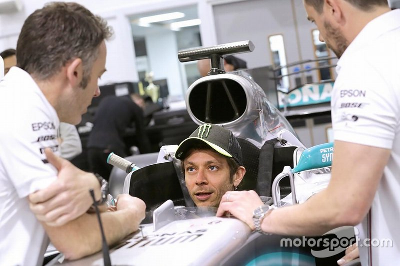 Valentino Rossi prepara il sedile della Mercedes