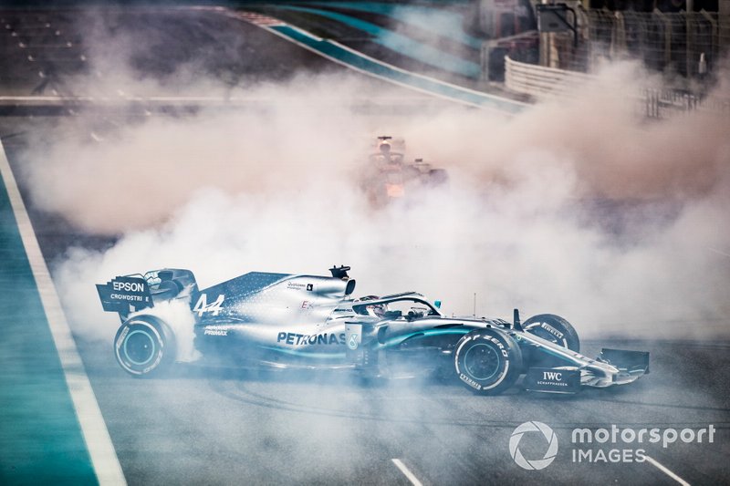 Le deuxième, Max Verstappen, Red Bull Racing RB15, et le vainqueur Lewis Hamilton, Mercedes AMG F1 W10, font des donuts