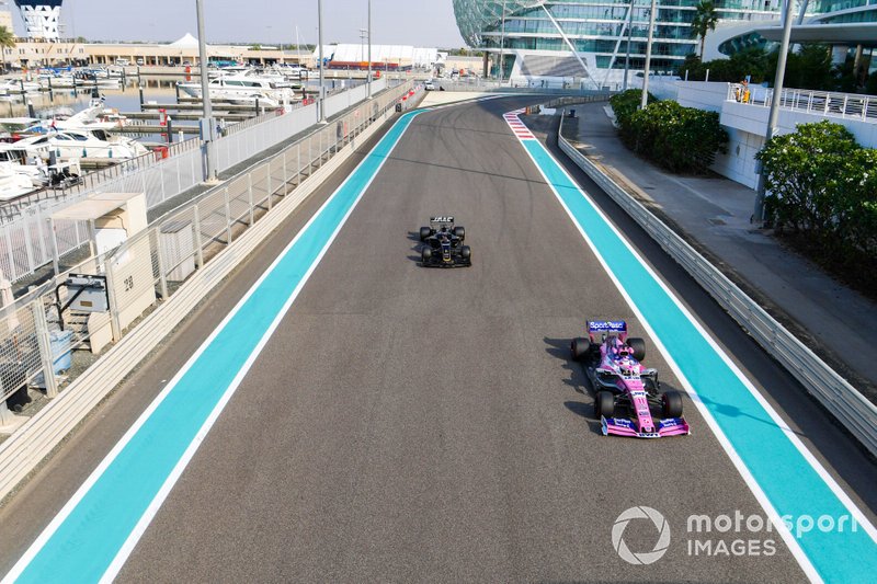 Sergio Perez, Racing Point RP19 y Romain Grosjean, Haas F1 Team VF-19