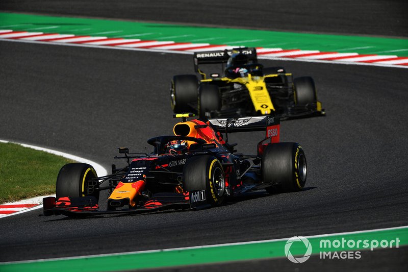 Alex Albon, Red Bull RB15, precede Daniel Ricciardo, Renault F1 Team R.S.19