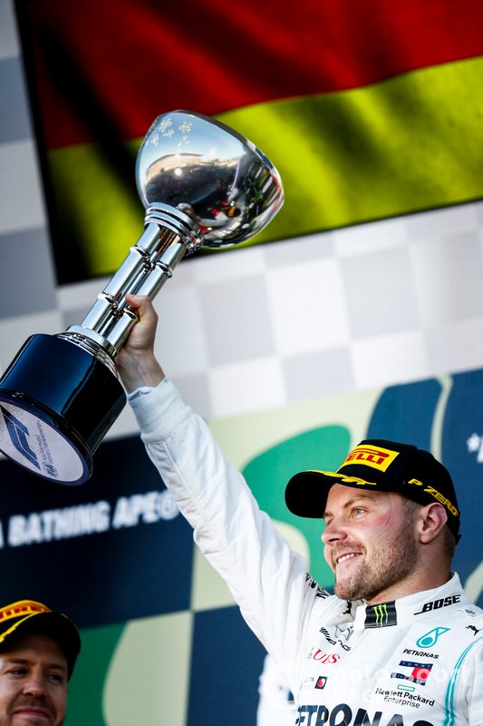 Valtteri Bottas, Mercedes AMG F1, 1st position, lifts his trophy