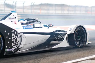 Edoardo Mortara, Venturi, EQ Silver Arrow 01, dans un nuage de fumée à la sortie des stands
