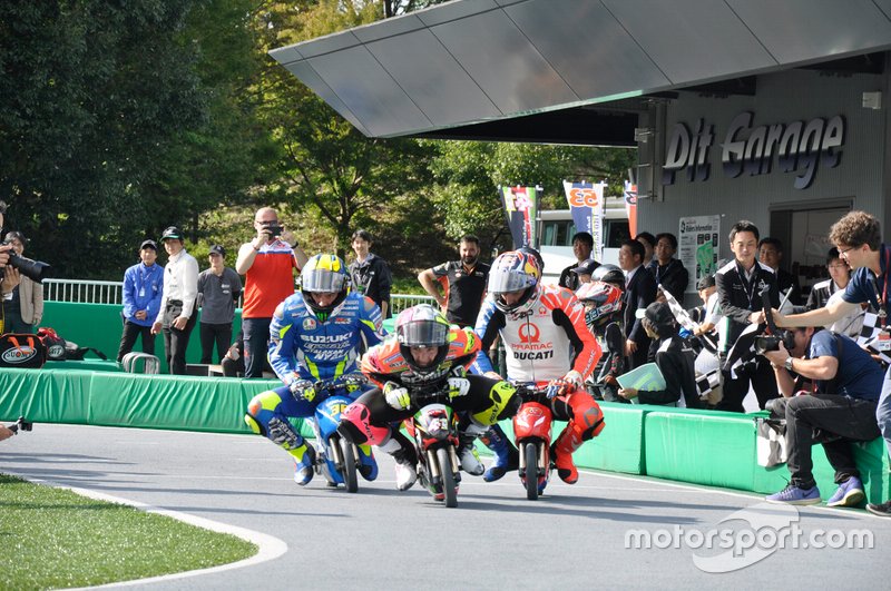 Acción en la carrera de minibikes de MotoGP antes de Motegi