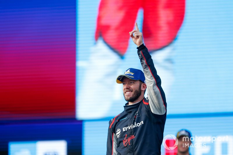 Il vincitore della gara Sam Bird, Virgin Racing, sul podio