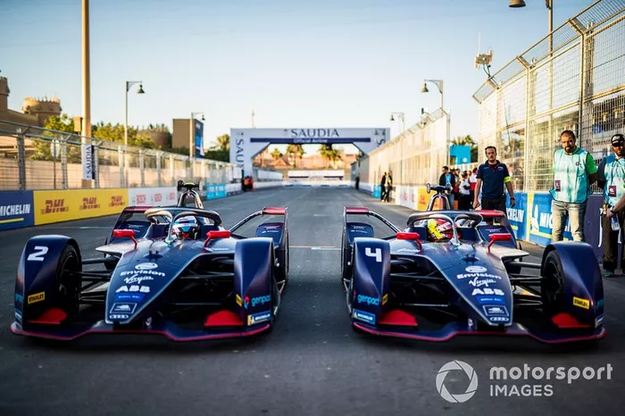 Sam Bird, Virgin Racing, Audi e-tron FE06 vicino a Robin Frijns, Virgin Racing, Audi e-tron FE06 sulla griglia