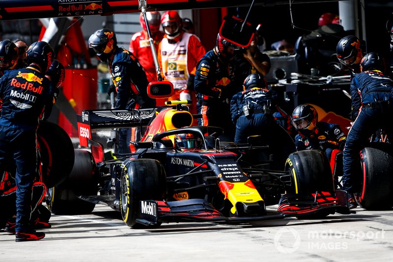 Alexander Albon, Red Bull RB15 pit stop