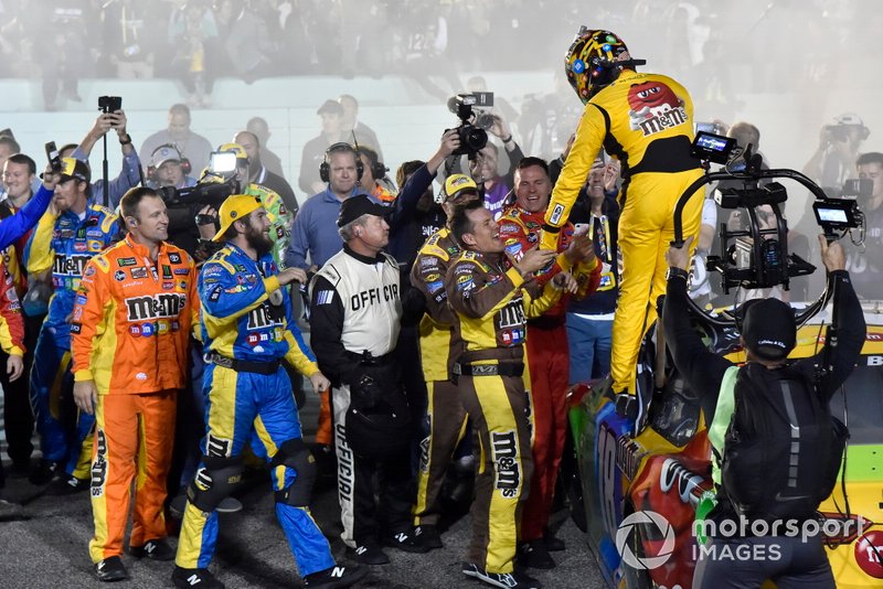 Race winner and Champion Kyle Busch, Joe Gibbs Racing, Toyota Camry M&M'