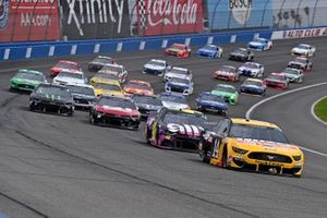 Renn-Action in Fontana: Clint Bowyer, Stewart-Haas Racing, Ford Mustang Rush / Haas CNC, führt