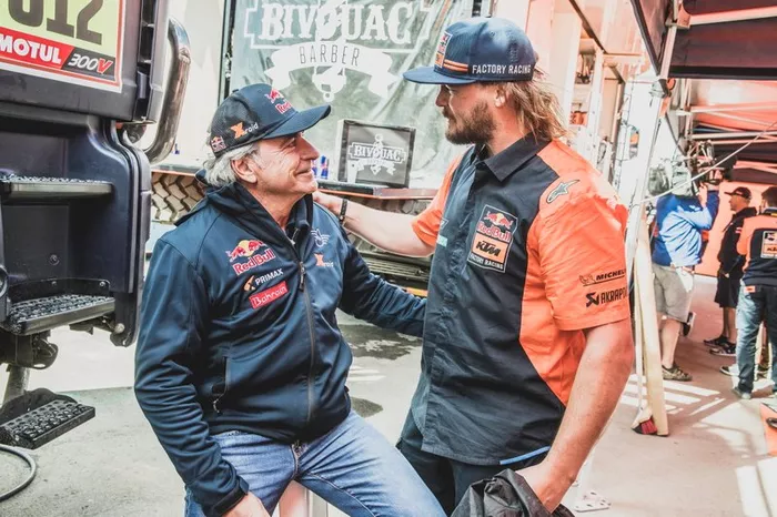 #305 JCW X-Raid Team: Carlos Sainz, #1 Red Bull KTM Factory Racing: Toby Price
