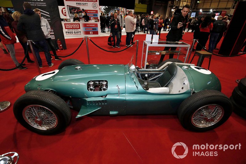 Un Aston Martin expuesto en el Autosport show