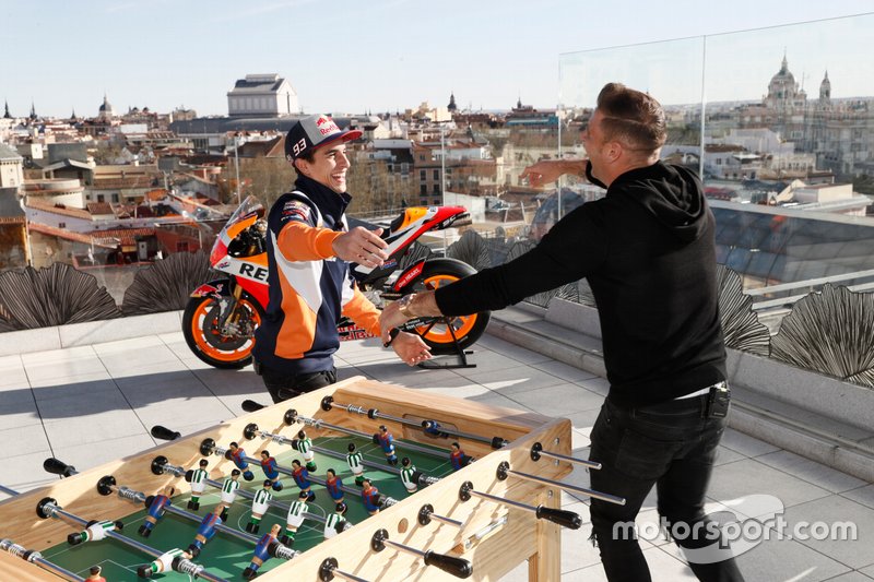 Marc Márquez y Joaquín se enfrentan a futbolín