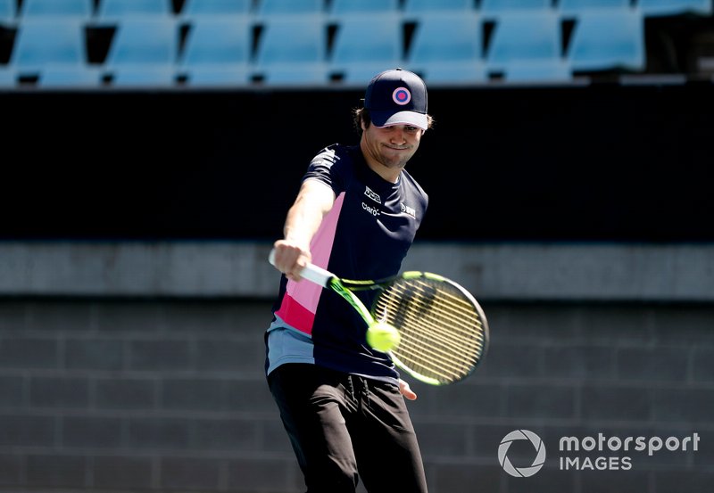 Lance Stroll, Racing Point, joue au tennis avec Lleyton Hewitt