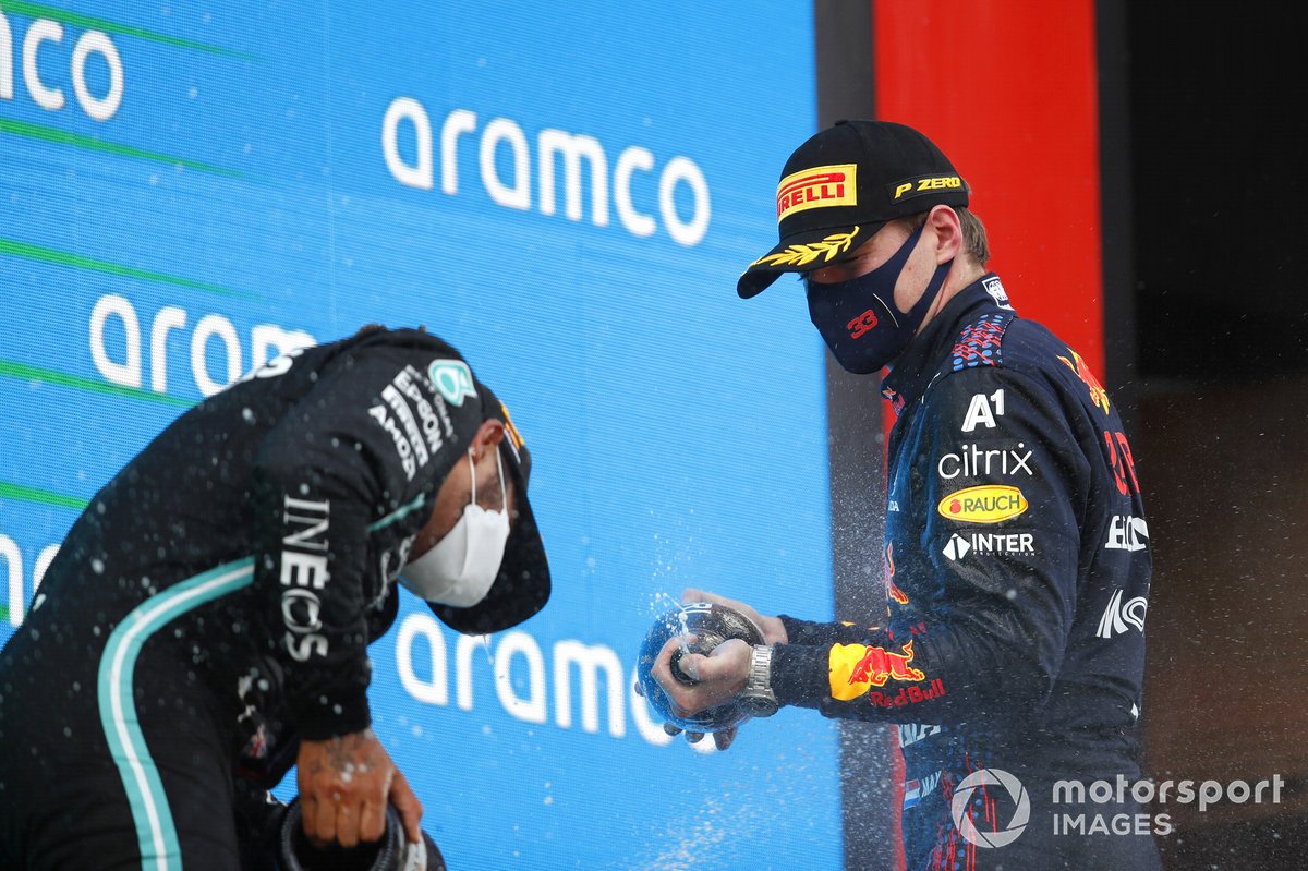 Max Verstappen, Red Bull Racing, 2a posizione, spruzza Lewis Hamilton, Mercedes, 1a posizione, con Champagne