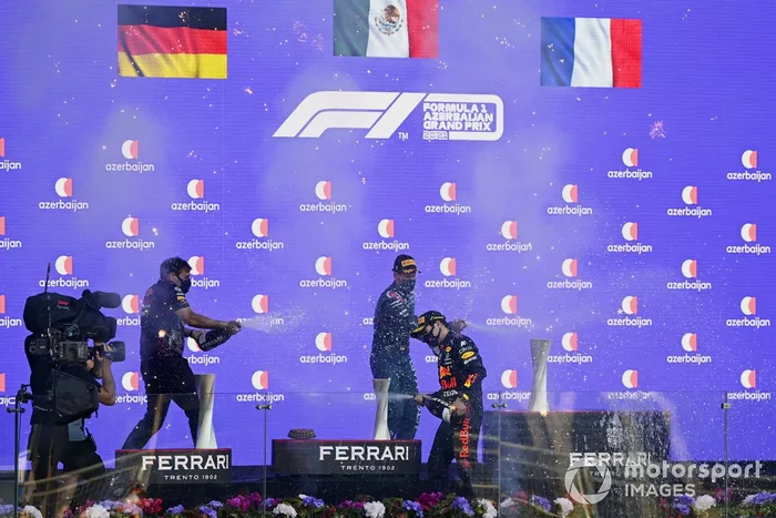 Podio: segundo lugar Sebastian Vettel, Aston Martin, ganador de la carrera Sergio Pérez, Red Bull Racing